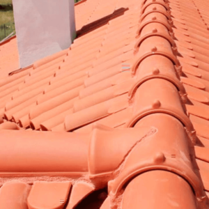 Telha Colonial ou Telha Francesa? Como Escolher a Ideal para Sua Obra 4 Telha Romana vs telha Francesa 3