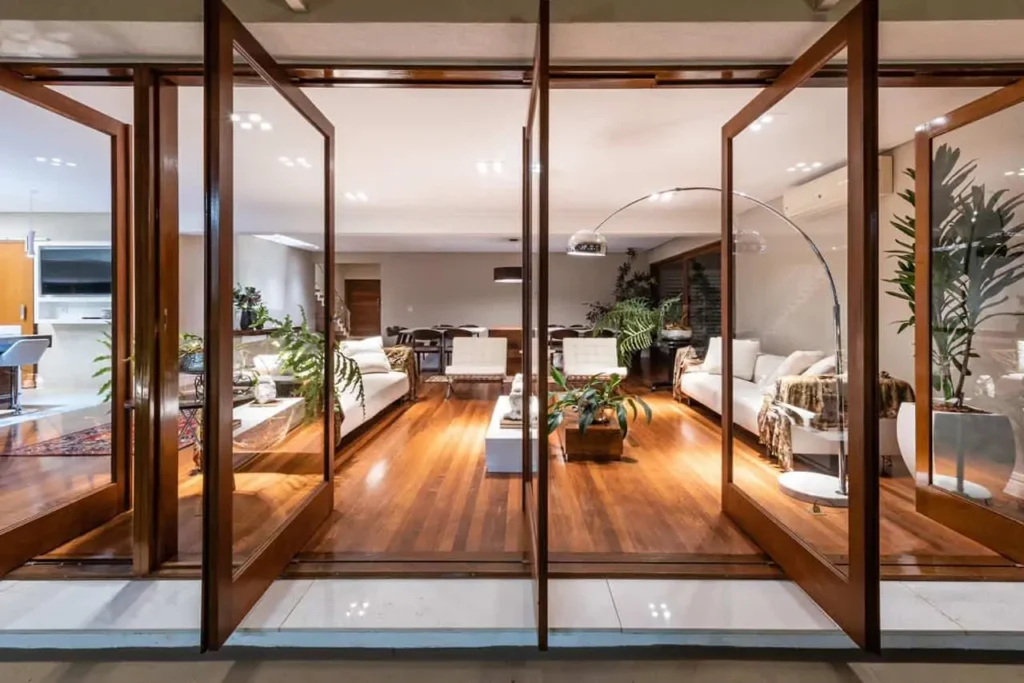 porta pivotante com vidro esquadrias de madeira